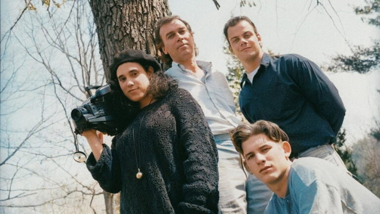 Teenage Wasteland sur Netflix : nostalgie des années 90 et vrai faux polar documentaire