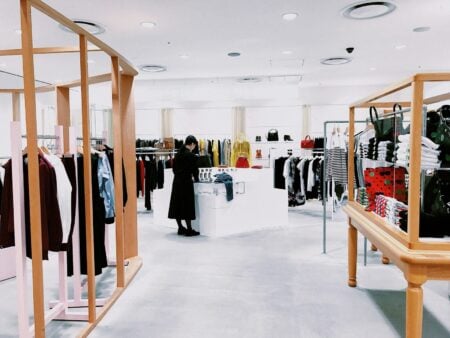 Mobilier de magasin : design, fonctionnalité & conseils pratiques pour un commerce réussi woman standing inside clothing area