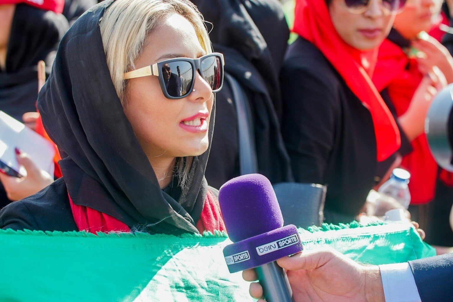 Prix beIN SPORTS : combien ça coûte, où s’abonner et bon plan woman wears black hijab scarf