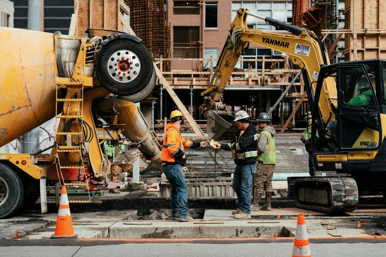 Facturation chantier : comment suivre l’avancement sans perdre le fil a couple of men standing next to a construction site