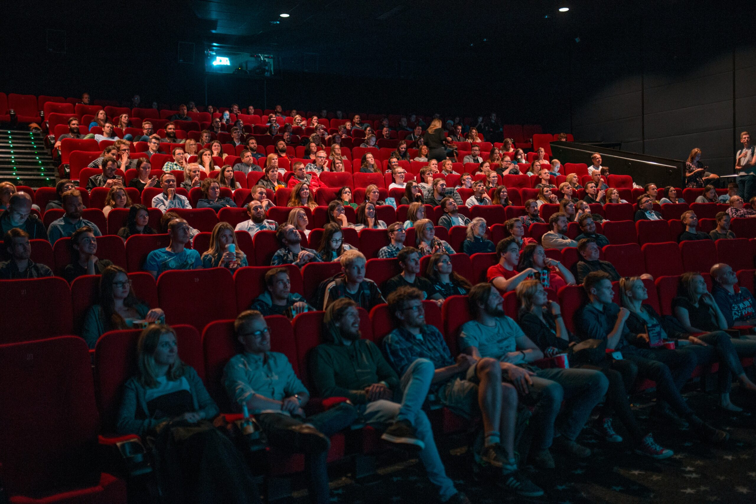 La salle de cinéma crée une bulle que le canapé ne remplace pas