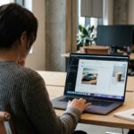 Illustration éditoriale — ChatGPT : OpenAI va tester les publicités visuelles aux États-Unis